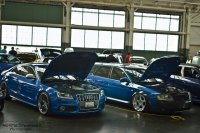 niebieskie samochody w warsztacie